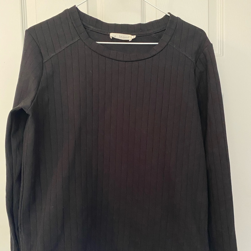 Lovely sweatshirt in elastic material.